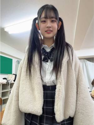 A post by @itsumen3150 on TikTok caption: 友達に1人はずっと厚着の人いるよね #あるある #jk #かわいい