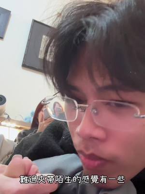 A post by @jue0726_ on TikTok caption: 你要拿麥克風那我只能幫你插線了@NiNi @品崴 #NiNi與品崴 #情侶 #有些#翻唱