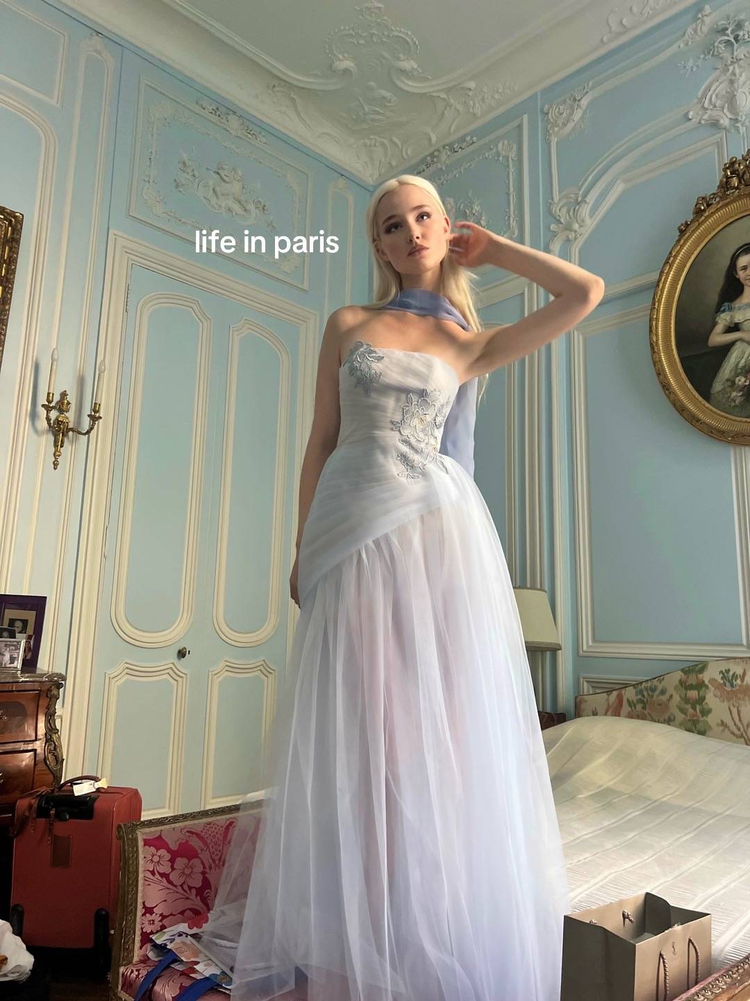 A post by @lara_cosima on TikTok caption: love my paris friends
