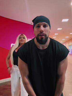 A post by @soywendyguevaraoficial on TikTok caption: @David medina te voy extrañar amigo 🙌🏻#tiktokuni #tiktokusa🇺🇲 #tiktokmexico🇲🇽 #viaralvideo #ledoylenguacomoyoshi los mas TikTok y soporten 🤣#fuiobligada #unovision 