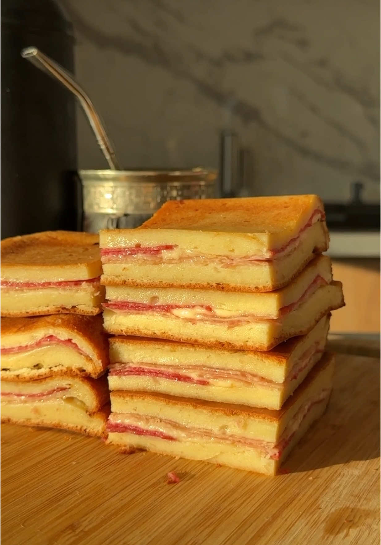 A post by @ailutokman on TikTok caption: TU NUEVO FAVORITO PARA LA MERIENDA: Torta de Fiambre 🫶 • Si sos team salado y estas cansado de que solo haya medialunas con el mate, esta receta es para vos 💪🏻 • Y sí... tenemos un anuncio para hacerles... Nos cansamos... de lavar los platos de tantas recetas! Por eso le damos la bienvenida a NANO, nuestro nuevo Lavavajillas sin instalación Sobremesada de @Philco Argentina que nos viene a dar una mano.​ A partir de hoy, en casa #LavaPhilco! • 𝕀𝕟𝕘𝕣𝕖𝕕𝕚𝕖𝕟𝕥𝕖𝕤: •300ml Leche 🥛  •3 Huevos 🥚  •75ml Aceite 🌻  •1cda de Sal 🧂 •1 Puñado de Queso 🧀  • •100gr Jamón Cocido 🐷  •100gr Queso Danbo 🧀  •100gr Salame (opcional) • Igualmente, rellénalo con los fiambres que quieras y para una versión vegetariana, podes jugar con ponerle distintos quesos! 🫶 • #recetas #comida #queso 
