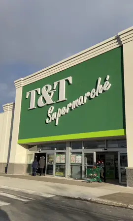 A post by @lorie_boucher on TikTok caption: On goûte à des choses bizarres, on visite le T&T au dix30 !! @Samuel Montembeault  @Guillaume Bernier  Les gars savent pas manger la bouche fermée, dsl pour les ASMR #viralvideos #trendingvideo #Foodie #tandtsupermarket 