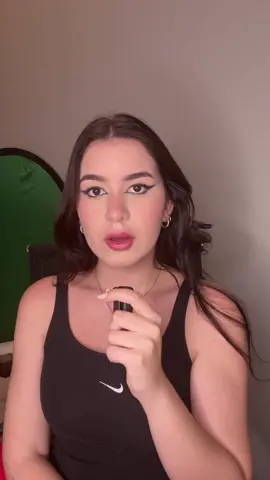 A post by @sofiasantino on TikTok caption: tentando não ficar com cara de boboca