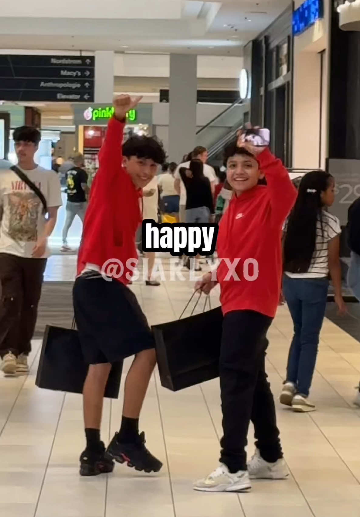 A post by @siarlyortiz on TikTok caption: Se ganaron unos jordan 4s por ser buen hijo 👀