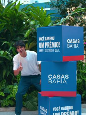A post by @matheus_theodoro on TikTok caption: Que responsabilidade, ein! 📦 Hoje, foi dia de distribuir uns presentinhos ali pela MegaLoja Casas Bahia, do ladinho da estação Berrini!  Quem queria ganhar uma dessa? O que vocês comprariam com o prêmio? 🏠💙 @CB da Casas Bahia 🧢  #MegaLojaCasasBahia #CaixaSurpresa #publi