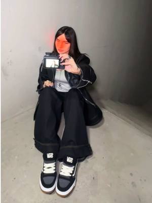 A post by @darianrojasc on TikTok caption: flashes on me with my @Vans HYLANE 📸 ✭