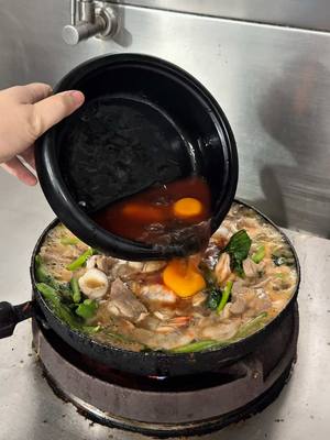 A post by @dollnc on TikTok caption: อร่อยแบบเพราะกะทะ 555 #เจ้ตับฉ่ําโบ๊ะ #น้ำตบเจ้ตับ #ลิปฉ่ําโบ๊ะ 