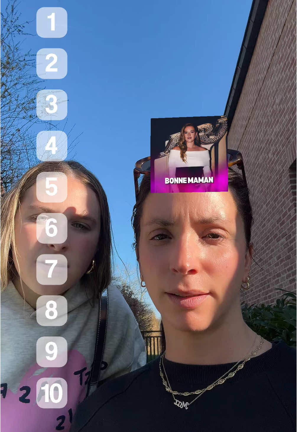 A post by @helena_blly on TikTok caption: Ma manageuse découvre TikTok et classe mon premier album ✌🏼 #tiktokmusic #fyp 