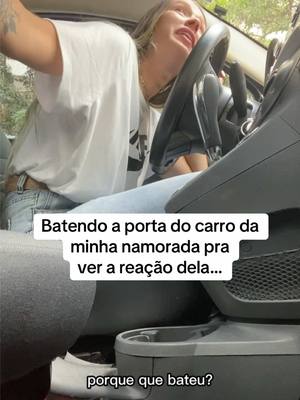 A post by @mubizelli on TikTok caption: Batendo a porta do carro dela pra ver a reação…
