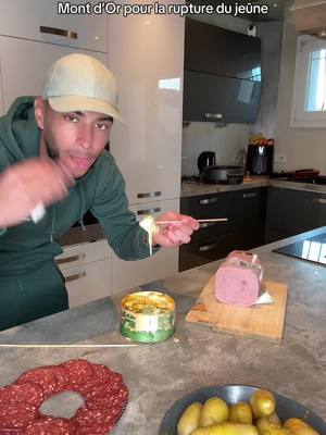A post by @illyeskays on TikTok caption: Des cassages de jeune sous raclette ? Faudra bientot s’y faire il approche à grands pas en hiver 😭😭