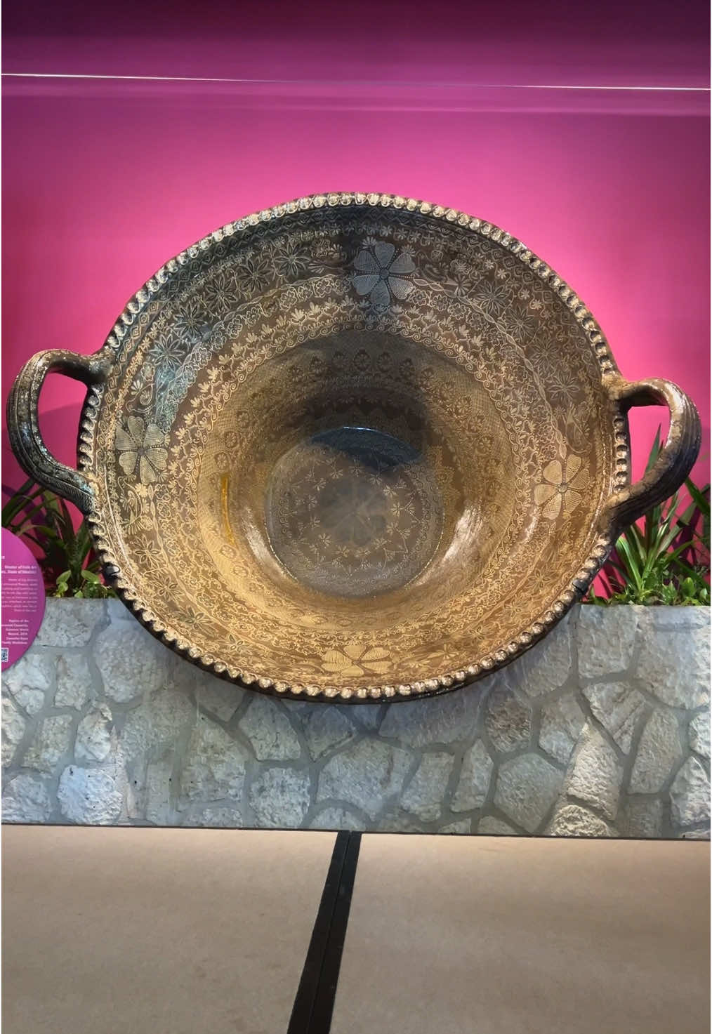 A post by @hotelxcaretmexico on TikTok caption: En el marco del Día de las Personas Artesanas recibimos la Cazuela Más Grande del Mundo, un regalo del artesano Bernardo Camacho y su familia. Los esperamos para que vengan a visitarla en su nueva casa el Mercado de la Merced. Y recuerden que en septiembre tenemos la Feria Xcaret de Arte Popular Mexicano donde honramos y exaltamos nuestras tradiciones a través del arte.