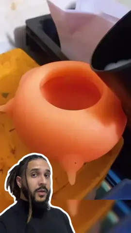 A post by @mesquitareacts on TikTok caption: Esse potinho é PERFEITO para alimentar filhotinhos! 🐱🥛 . . . #animaisnotiktok #bichos #curiosidades #curiosidadeanimais #agoravocesabe #aprendanotiktok
