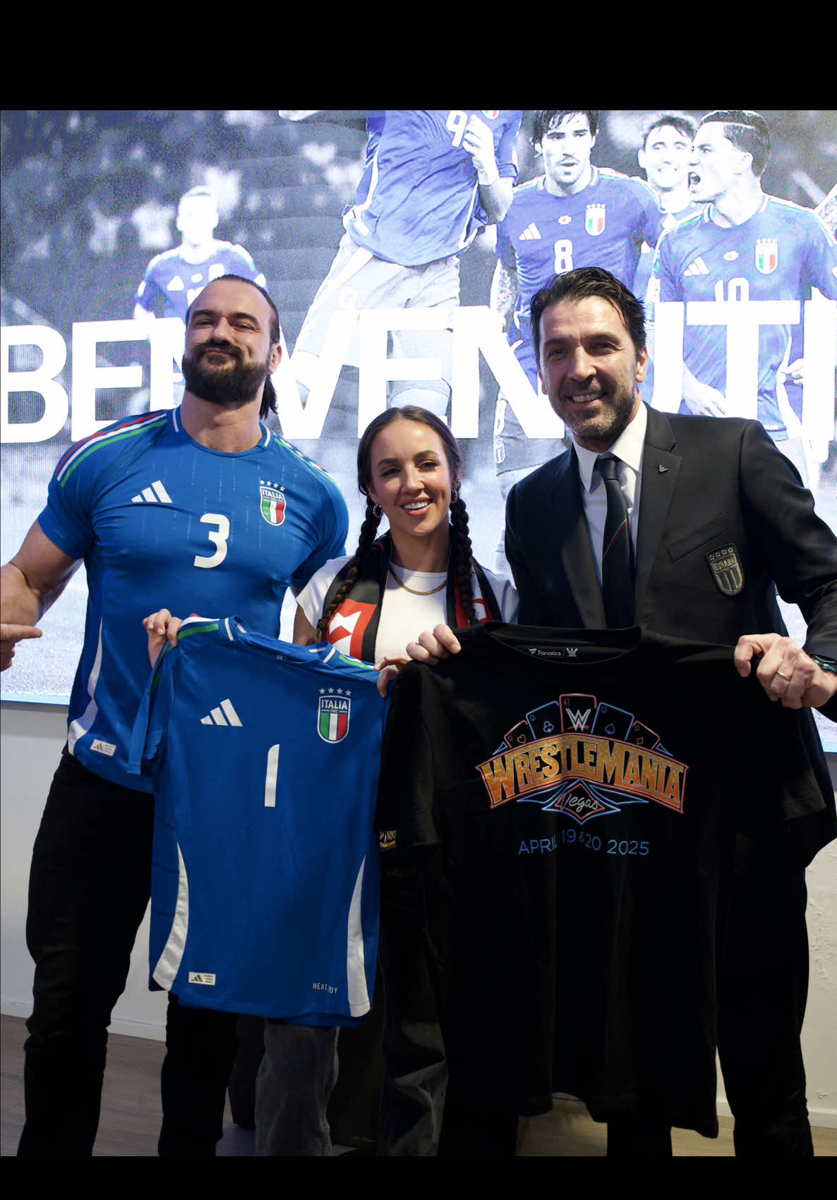 A post by @dmaxitalia on TikTok caption: What a trio 😍🤝 #WWE #DMAX #Canale52