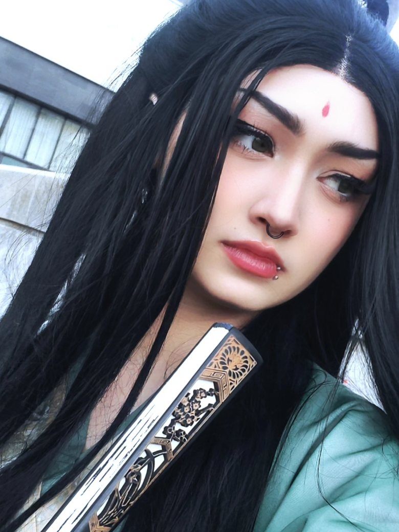 A post by @shinkoro_k on TikTok caption: ik it looks like idk the words but I promise I do #shenqingqiu #shenqingqiucosplay #svsss #viralvideos #fyp #bingqiu 
