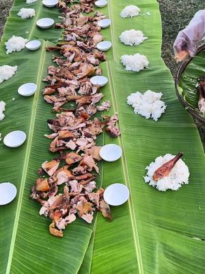 A post by @chhomsreypach on TikTok caption: ចំអិនមាន់ទឹកស៊ីអុីវចែកក្មេងៗក្នុងភូមិ
