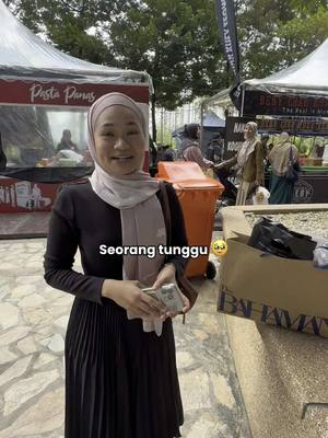 A post by @yang on TikTok caption: Sis tunggu kakak shopping so PY belanja perfume Syahirah 🥹 #pinnyang 