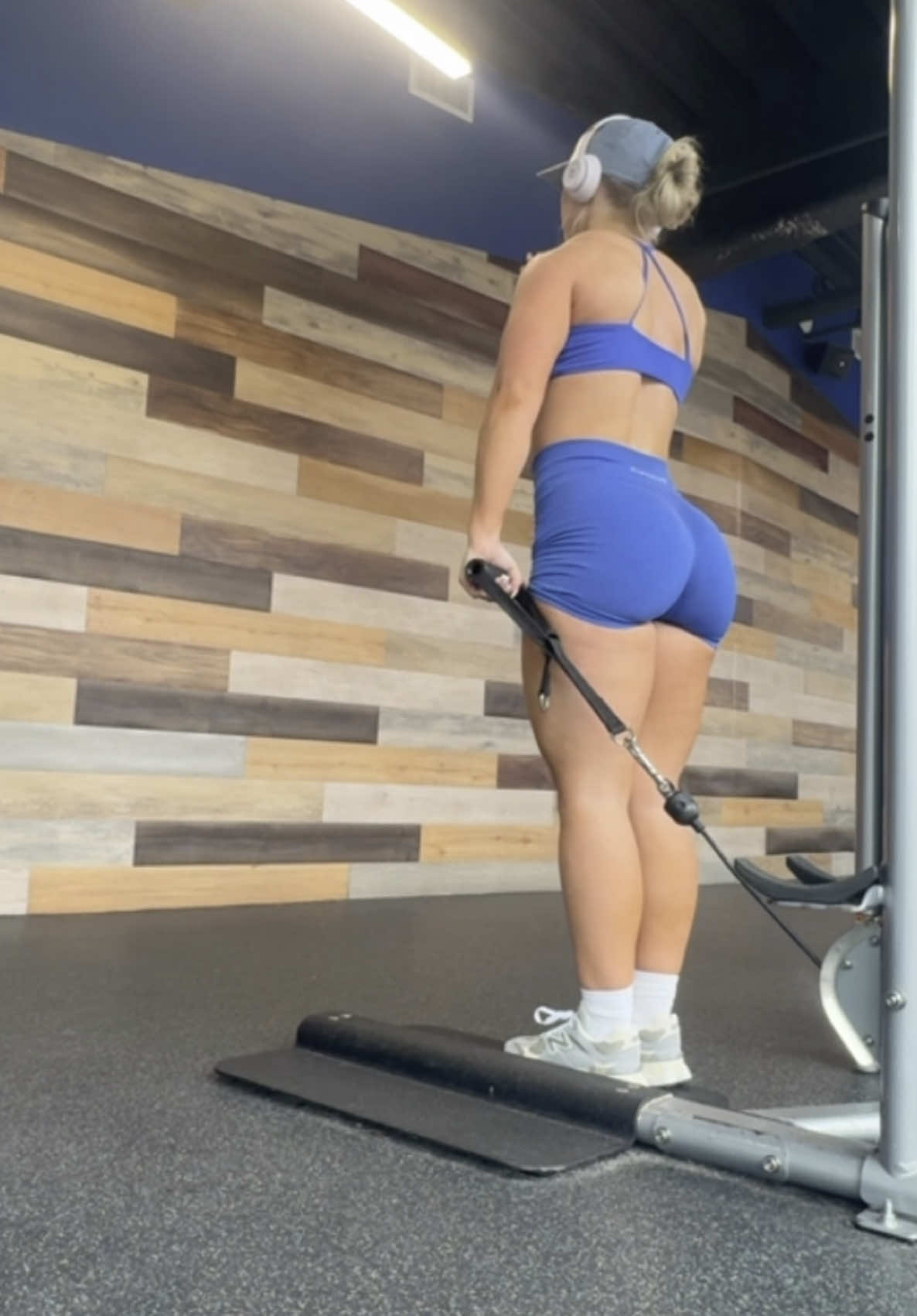 A post by @laurmonteithfit on TikTok caption: One thing imma do is find a corner in the gym and make a whole workout in it.  #fittok #fyp #upperbodyworkout #fitness #gimmeahug 