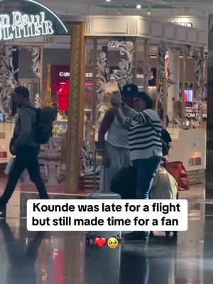 A post by @risingballers on TikTok caption: W Koundé 🤝🏽🔥 he was rushing for his flight but still made time for a fan ❤️ @Valentin Leonard  #juleskounde #kounde #juleskoundé #fcb #barca #barcelona #fcbarcelona #france #equipedefrance #laliga #respect #Soccer #soccertiktok #football #footballtiktok #futbol #futebol #fyp #4u #risingballers #equipedefrance 
