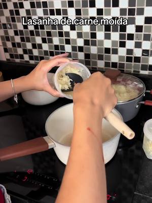 A post by @jennialarcon_ on TikTok caption: A melhor lasanha que já comi em toda minha vida! Nem acredito que foi eu quem fez 😭