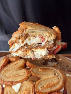 A post by @lasrecetasdesimon on TikTok caption: TORTA DE PALMERITAS: el postre más fácil 🫶 • 🤔¿Acaso acabo de inventar la PalmeriTorta? 😂 Hoy les traigo un postre espectacular para que se luzcan en la próxima juntada 😉 • 𝕀𝕟𝕘𝕣𝕖𝕕𝕚𝕖𝕟𝕥𝕖𝕤: • 360cc Crema de Leche 🥛  • 40gr Azúcar • 1cda de Esencia de Vainilla • 200gr Frutillas🍓 • Palmeritas Hojalmar ⭐️ • Leche + Café ☕️ • 500gr Dulce de Leche • Y no te olvides del buen bowl para darle forma. Tiene que estar mínimo 3 horas en la heladera, eso es clave 😉 • #postre #dessert #dulcedeleche 