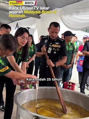 A post by @utusantvofficial on TikTok caption: 22 MAC 25: Ketua Pemasaran Kara, Jessi Choong berkata, sebanyak 10 periuk bubur lambuk dengan lebih 3,000 bekas diagihkan sebagai juadah berbuka puasa kepada 25 Rumah Kebajikan di sekitar Kuala Lumpur dan Selangor. Jessi berkata, beliau berbangga apabila satu rekod baharu berjaya dicipta dengan kerjasama UtusanTV, Ibu Pejabat Polis Daerah (IPD) Dang Wangi dan Petron Malaysia. 📽 UtusanTV. #buburlambuk #kara #UtusanTV #ipddangwangi #petrongasul #trendingnewsmalaysia #fyp #beritaditiktok #Ramadan #aidilfitri #mbor #malaysianbookofrecord 
