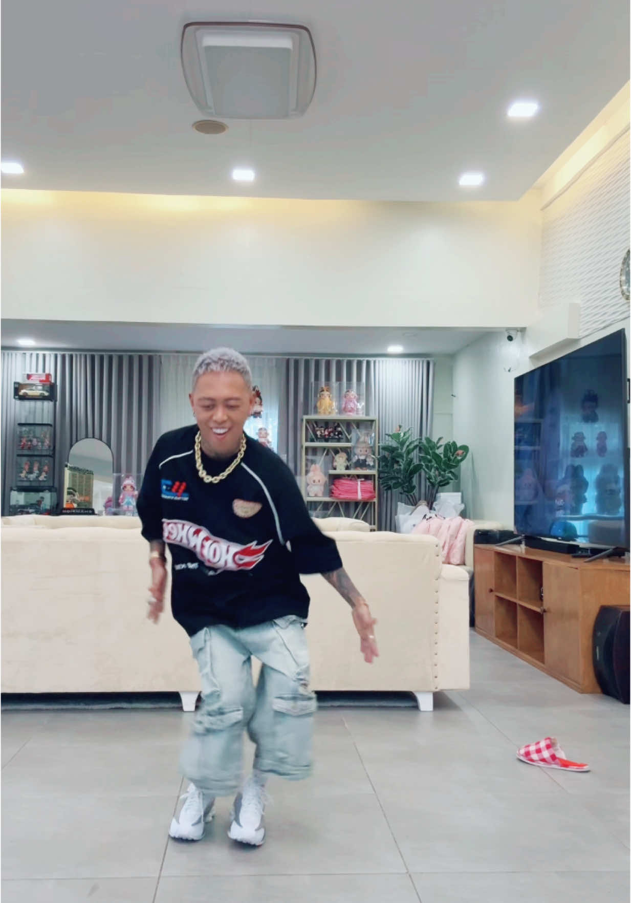 A post by @whamoscruzz on TikTok caption: 🔥  #fyp #whamos 