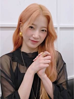 A post by @le_sserafim on TikTok caption: 🍑🍑🌸 #LE_SSERAFIM #르세라핌 #SAKURA #사쿠라 #KAZUHA #카즈하 