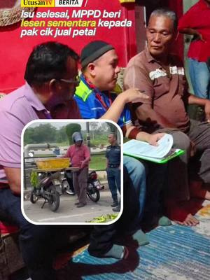 A post by @utusantvofficial on TikTok caption: 22 MAC 25: Selain itu, Pegawai Penguat Kuasa MPPD, En Kamarul juga hadir ke rumah Pak Cik Noor dan bersalaman sebagai tanda penyelesaian isu ini. #pakcikpetai #portdickson #isuselesai #mppd #Ramadan #aidilfitri #beritaditiktok #fyp #trendingnewsmalaysia 