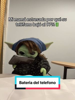 A post by @yodabeibi on TikTok caption: Aún aguanta 😎🔋🪫 #humor #comedia #telefono 