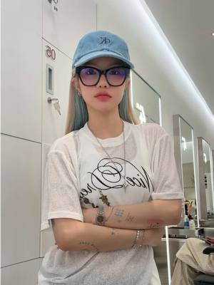 A post by @ciin on TikTok caption: Mình là người đơn vản, nhạc hay thì mình nhảy 🫰🏻😚 