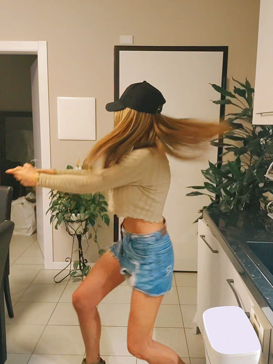 A post by @manuelalaela on TikTok caption: #tic #coreografia #io #viral_video #tik_tokviralvideo #tik_tok #fypage #dangerous #michael #michealjackson 
