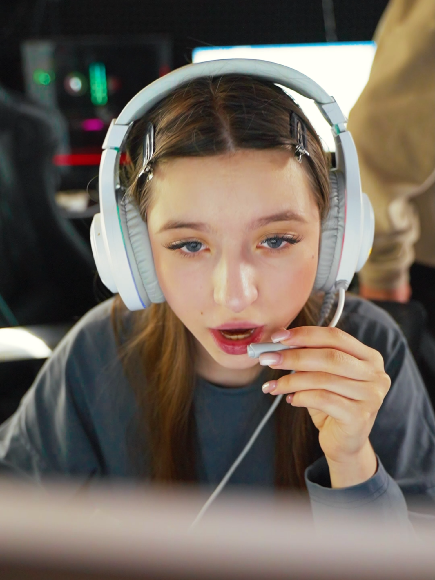 A post by @cool.baybay on TikTok caption: ВРУПИЛИ МУЗЫКУ: СОСЕДКА  НАЯБЕДНИЧАЛА ОТЦУ