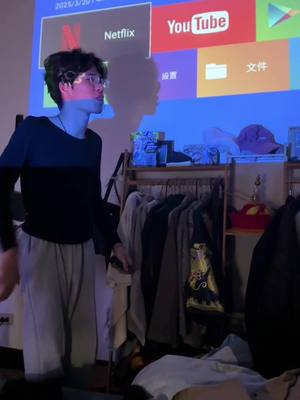 A post by @jue0726_ on TikTok caption: 我們的是這樣 別人家的不要問我們啦@NiNi @品崴 #NiNi與品崴 #日常 #追劇 #禮物 