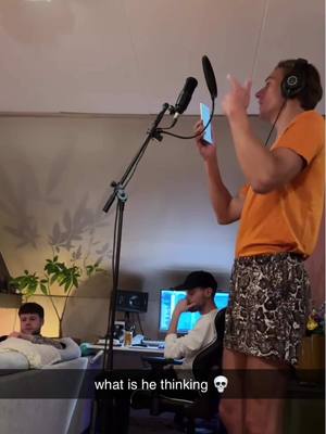 A post by @pietervalley on TikTok caption: Producer haat z’n leven 😭