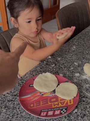 A post by @sebasgal11 on TikTok caption: DESAYUNO con mi HIJA 🤣😭