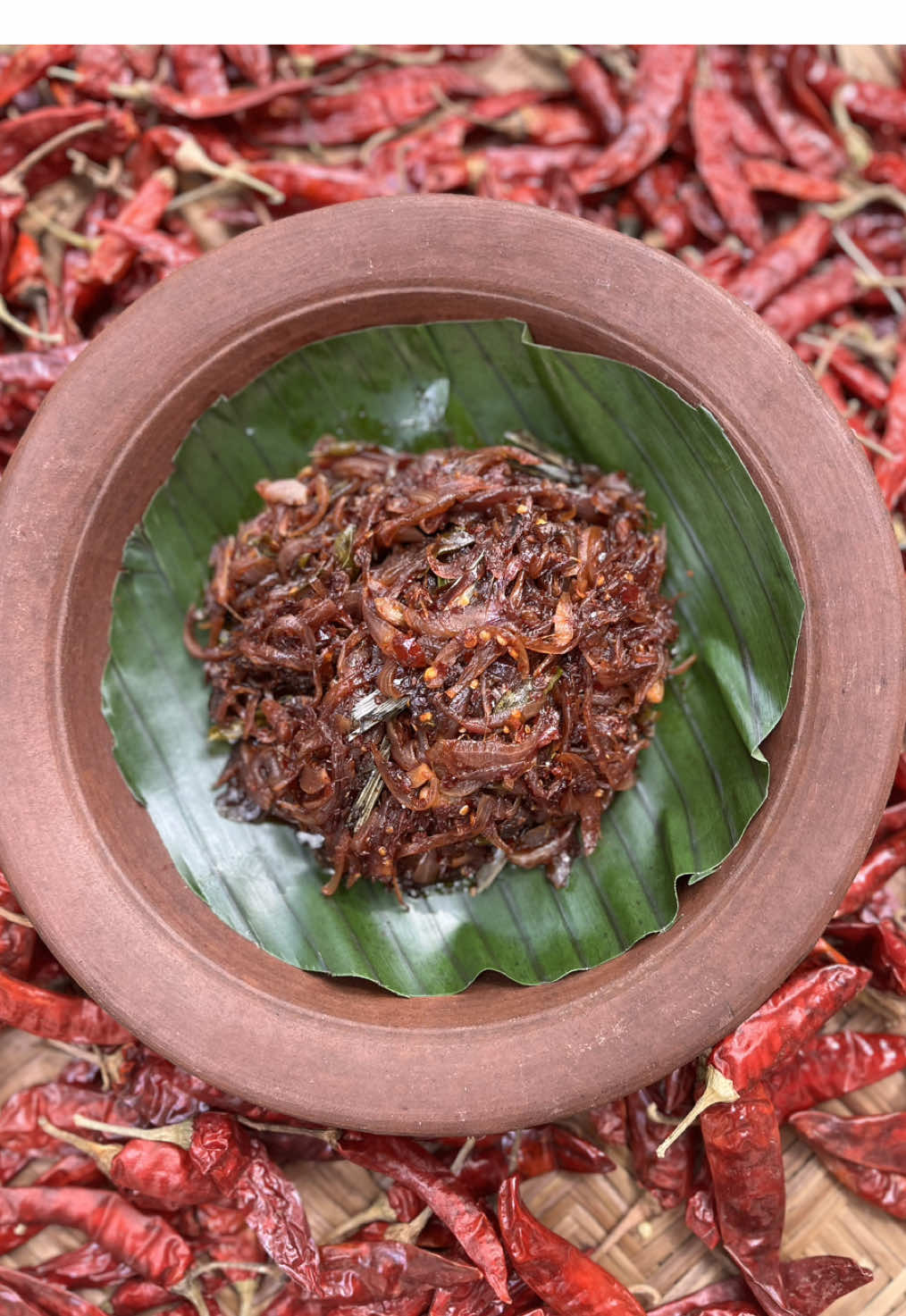 A post by @cuisineofsrilanka on TikTok caption: පාං එක්ක පට්ට ගහන්න පුලුවං සුපිරියක්... #food #sinisambal #foodie  #SriLankanFood #WhatToCook#kussiya #cuisineofsrilanka 