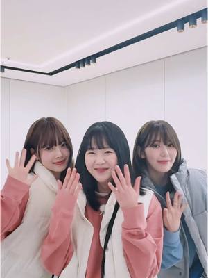 A post by @le_sserafim on TikTok caption: That's HOT #지예은 🥰🌼 #LE_SSERAFIM #르세라핌 #SAKURA #사쿠라 #HONGEUNCHAE #홍은채 #LE_SSERAFIM_HOT ❤️‍🔥   #NewMusic 