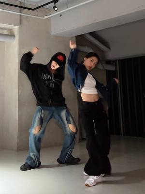 A post by @ivy0710 on TikTok caption: w/ @ZAI @JENNIE @JENNIE HQ #jennie #likejennie #jennie_ruby 