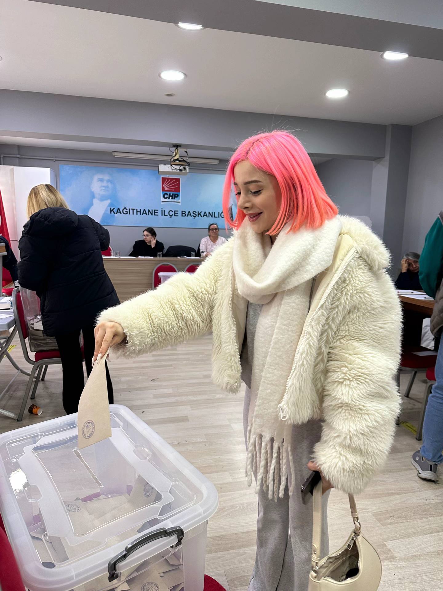 A post by @sera on TikTok caption: NE MUTLU TÜRK’ÜM DİYENE 🇹🇷🤍