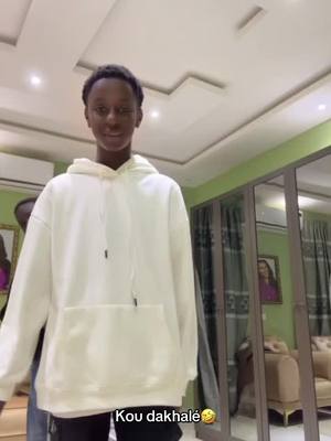 A post by @latzodoze11 on TikTok caption: Kou dakhalé? 🤣@Papis_officiel  #humour #viral_video 