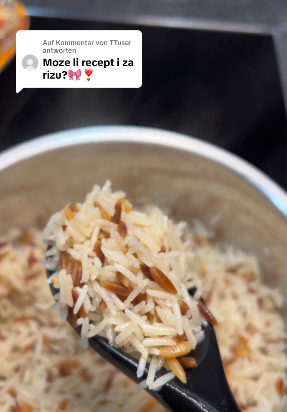 A post by @kuhati.offiziell on TikTok caption: Antwort auf @TTuser  Ramazan Mubarek 🤲🏼🕋 Turska Riža / Türkischer Reis 🇹🇷 🇧🇦 Sastojci - parce Maslaca - Sehrije (Kolicina po Zelji)  - 1 Casa Rize - 1,5 Case vruce Vode - 1 Kasicica Soli -> Rizu prije upotrebe hladnom Vodom dobro isprati.  -> Ja koristim Basmati Rizu.  -> Za Rizu i za Vodu istu Casu koristiti.  🇩🇪 Zutaten - ein Stück Butter - Reisnudeln (Menge je nach Wunsch) - 1 Glas Reis  - 1,5 Gläser heißes Wasser - 1 TL Salz -> Den Reis vor dem Gebrauch gut mit kaltem Wasser auswaschen.  -> ich verwende Basmati-Reis.  -> Den Reis und das Wasser jeweils mit dem gleichen Glas/Tasse abmessen. #turskariza #reis #rice #Ramadan #ramadan2025 #iftar #iftarideas #kuhati #kochenmitkima 