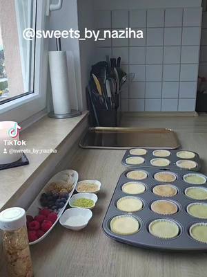 A post by @sweets_by_naziha on TikTok caption: #cheesecake €cheesecakelover #😍😋👌👍💯 #minicheesecake #pistaziencreme #lotuscheesecake #kokoscreme #viral_video #fyyp 