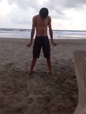 A post by @luisitoeldelplayaazul on TikTok caption: Ya doy cursos de baile 🕺 #luisitoplayaazul