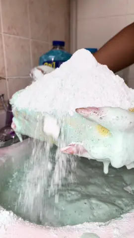 A post by @cleaningleo on TikTok caption: i haven’t used coconut lysol & baking soda in soooo long. this smelled so good 🥵 i tried to venture out and use a diff sponge other than my round one 😭😭 (also apologies for bg noises, my window was wide open 🫠) #CleanTok #asmrsounds #spongesqueezing #fypシ 