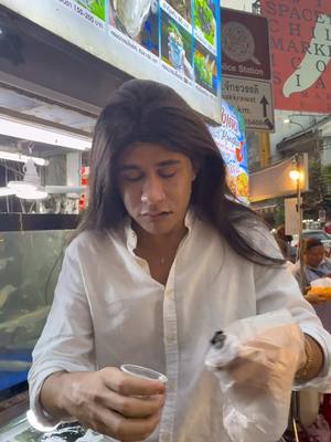 A post by @leuriscleia on TikTok caption: e aí, comeria? haha #Tailandia #ProvandoComidas #viagem 