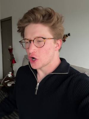 A post by @alextachers on TikTok caption: Con los portaplacas del Señor Frogs no 😢😭