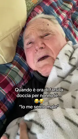 A post by @ on TikTok caption: Sempre il solito nonno lé quando si deve lavare… 😅😅