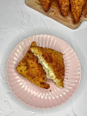 A post by @andji_cook on TikTok caption: Je déteste la friture, je fais ces recettes rien que pour vous ! IG : @andji_cook Ingrédients : - Pain de mie sans croûtes - huile d'olive - oignon - blanc de poulet - boursin 1cas - sel poivre et ail en poudre - persil - œufs - chapelure panko - huile #recette #recettesimple #recetterapide #ideerecette #ramadan #ramadanrecette