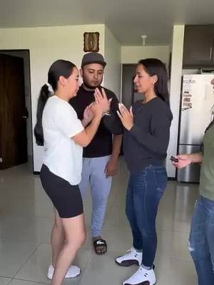A post by @jorgetoscano93 on TikTok caption: chicas x 500 #viralvideos #humor #comedia
