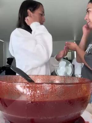 A post by @jorgetoscano93 on TikTok caption: chamoy con dos popotes  #viralvideos #humor #comedia
